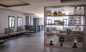2 bars/lounges, 2 poolside bars