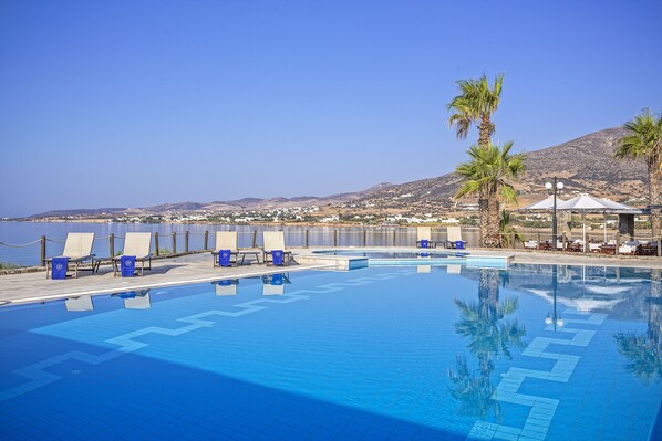 2 albercas al aire libre, sombrillas en la alberca y camastros 