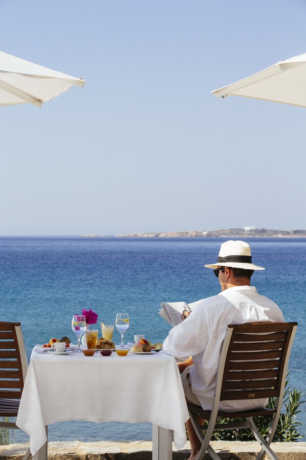 Serviço de almoço e jantar; culinária mediterrânea, vistas para o mar