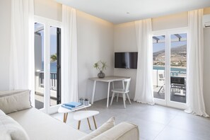 Suite superior, balcón, vista al mar | Área de sala de estar