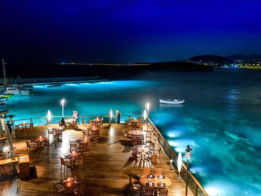 5 restaurants, breakfast, lunch, dinner served; sushi