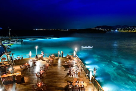 5 Restaurants; Frühstück, Mittagessen und Abendessen werden serviert. Grand Resort Lagonissi
