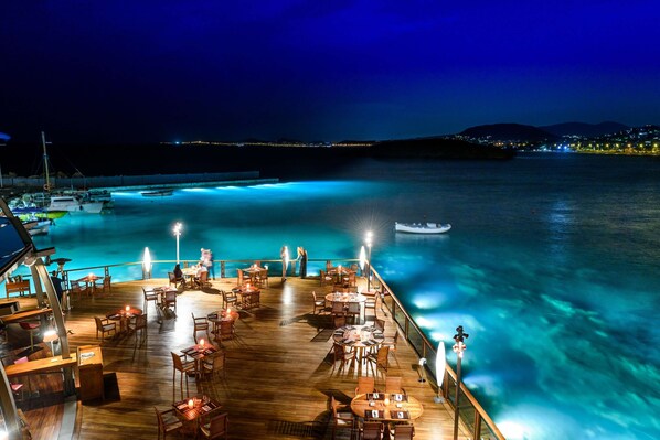 5 restaurants, breakfast, lunch, dinner served; sushi 