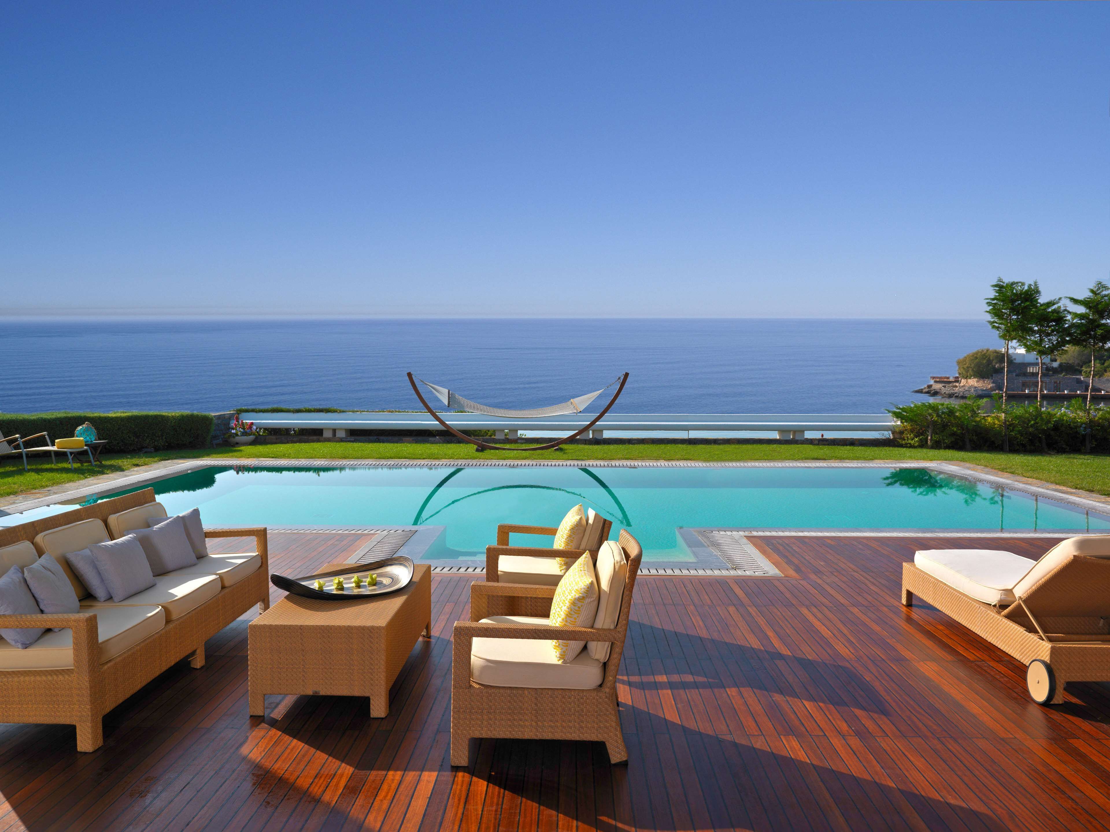 Außenpool, Sonnenschirme, Liegestühle