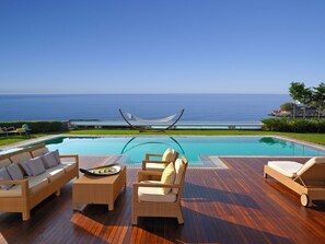 Piscine extérieure, parasols, chaises longues