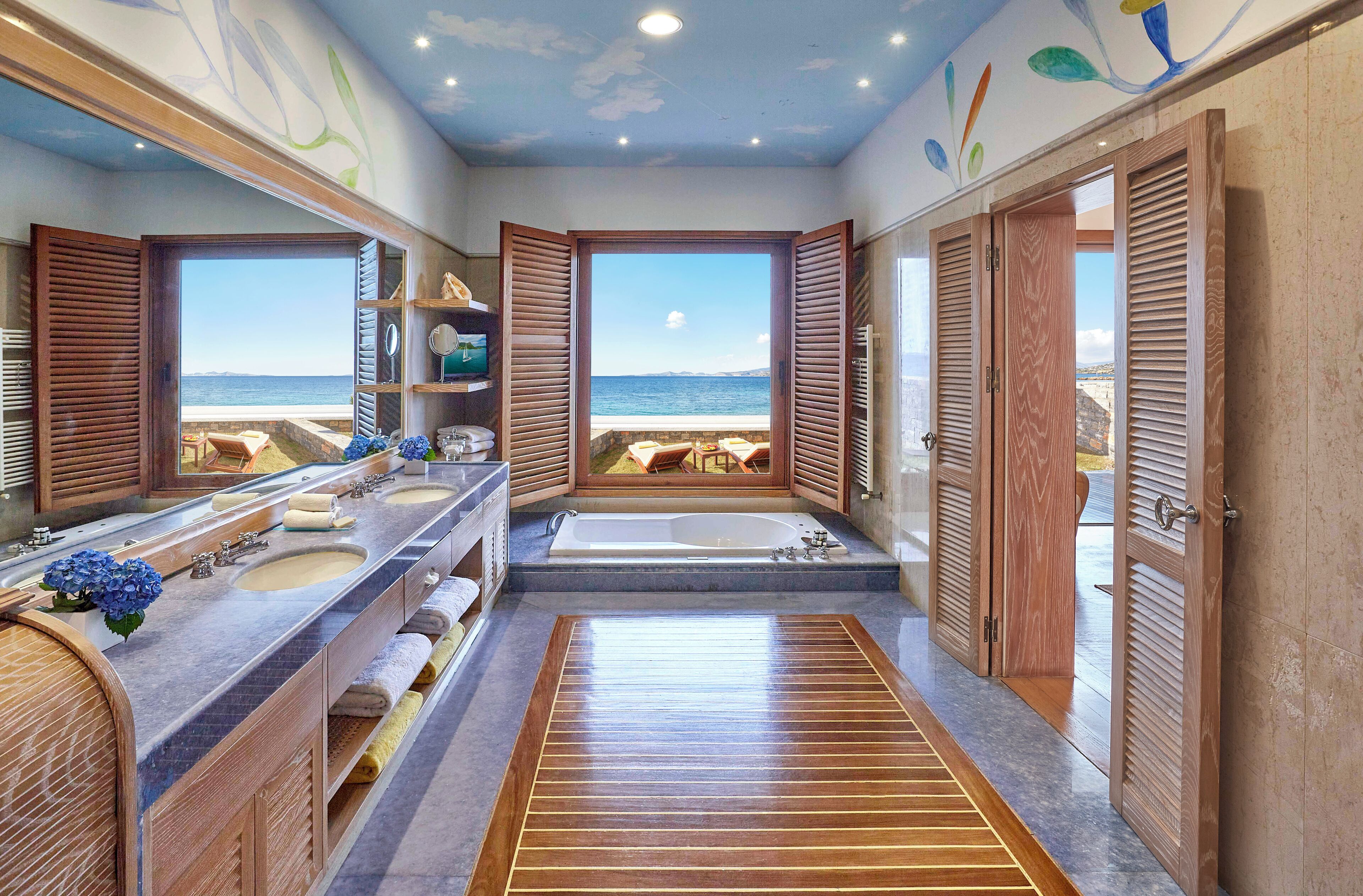 suite (mediterranean) | bathroom | separate bathtub and shower, hydromassage showerhead