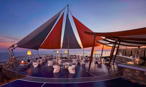 5 restaurants, breakfast, lunch, dinner served; sushi