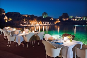 5 restaurants, breakfast, lunch, dinner served; sushi