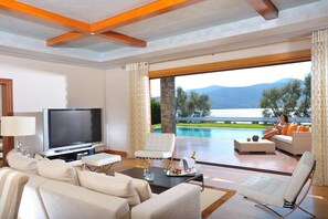 Bộ đồ giường cao cấp, chăn bông, minibar, két bảo mật tại phòng 