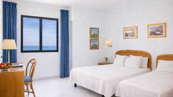 Frigobar, cofres nos quartos, escrivaninha, cortinas blackout