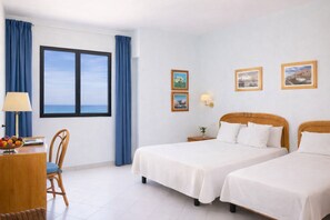 Minibaari, tallelokero huoneessa, työpöytä, pimennysverhot