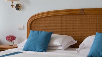 Een minibar, een kluis op de kamer, een bureau, verduisterende gordijnen