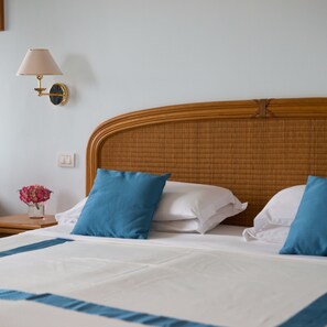 Minibar, caja de seguridad en la habitación y escritorio 