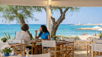 2 restaurantes, é servido café da manhã