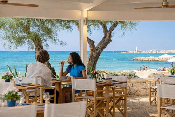 2 ravintolaa, joissa tarjoillaan aamiainen