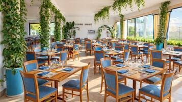 2 restaurants, breakfast served