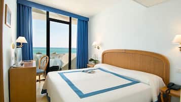 Camera Standard con letto matrimoniale o 2 letti singoli, vista mare | Minibar, una cassaforte in camera, una scrivania, tende oscuranti