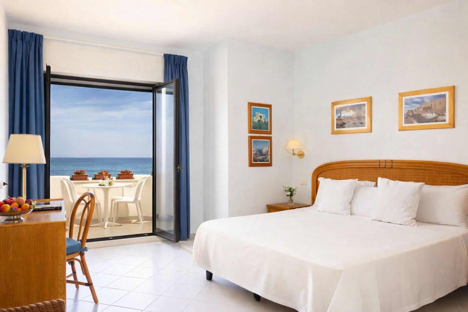 Standard-Doppel- oder -Zweibettzimmer, Meerblick | Minibar, Zimmersafe, Schreibtisch, Verdunkelungsvorhänge