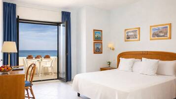 Standard-Doppel- oder -Zweibettzimmer, Meerblick | Minibar, Zimmersafe, Schreibtisch, Verdunkelungsvorhänge
