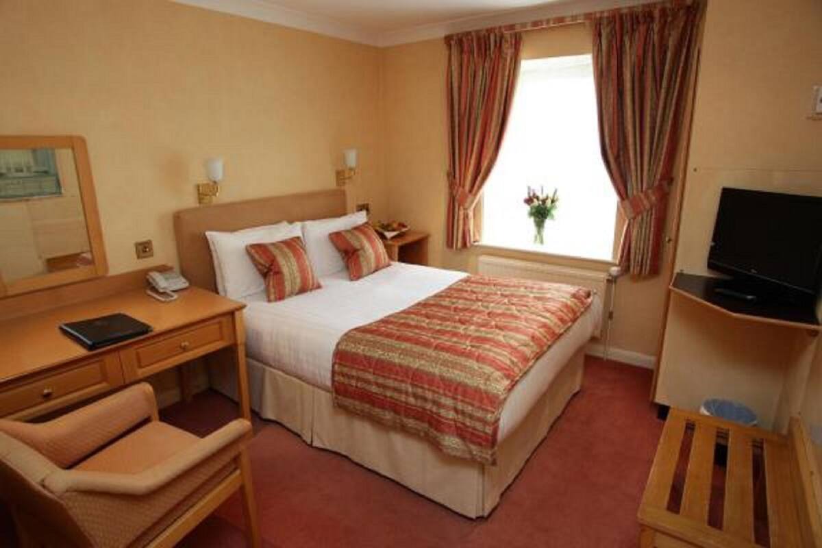 Double Room (Cosy) | Desk, iron/ironing board (on request), rollaway beds (surcharge)