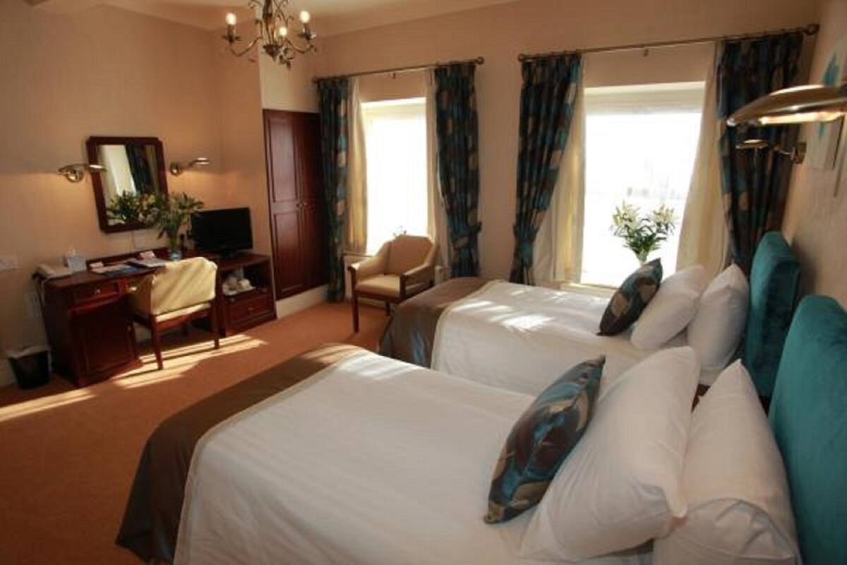 Standard Twin Room | Desk, iron/ironing board (on request), rollaway beds (surcharge)