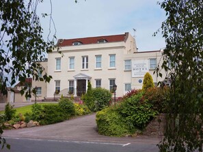 Front of property - Alveston House Hotel (Bristol)