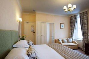 Habitación estándar doble | Escritorio, tabla de planchar con plancha, camas supletorias