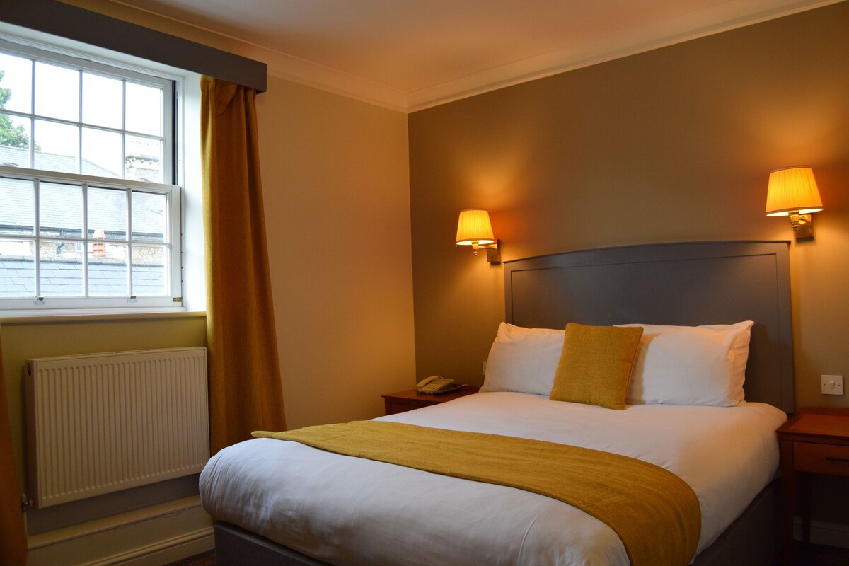 Desk, iron/ironing board (on request), WiFi (free), bed sheets