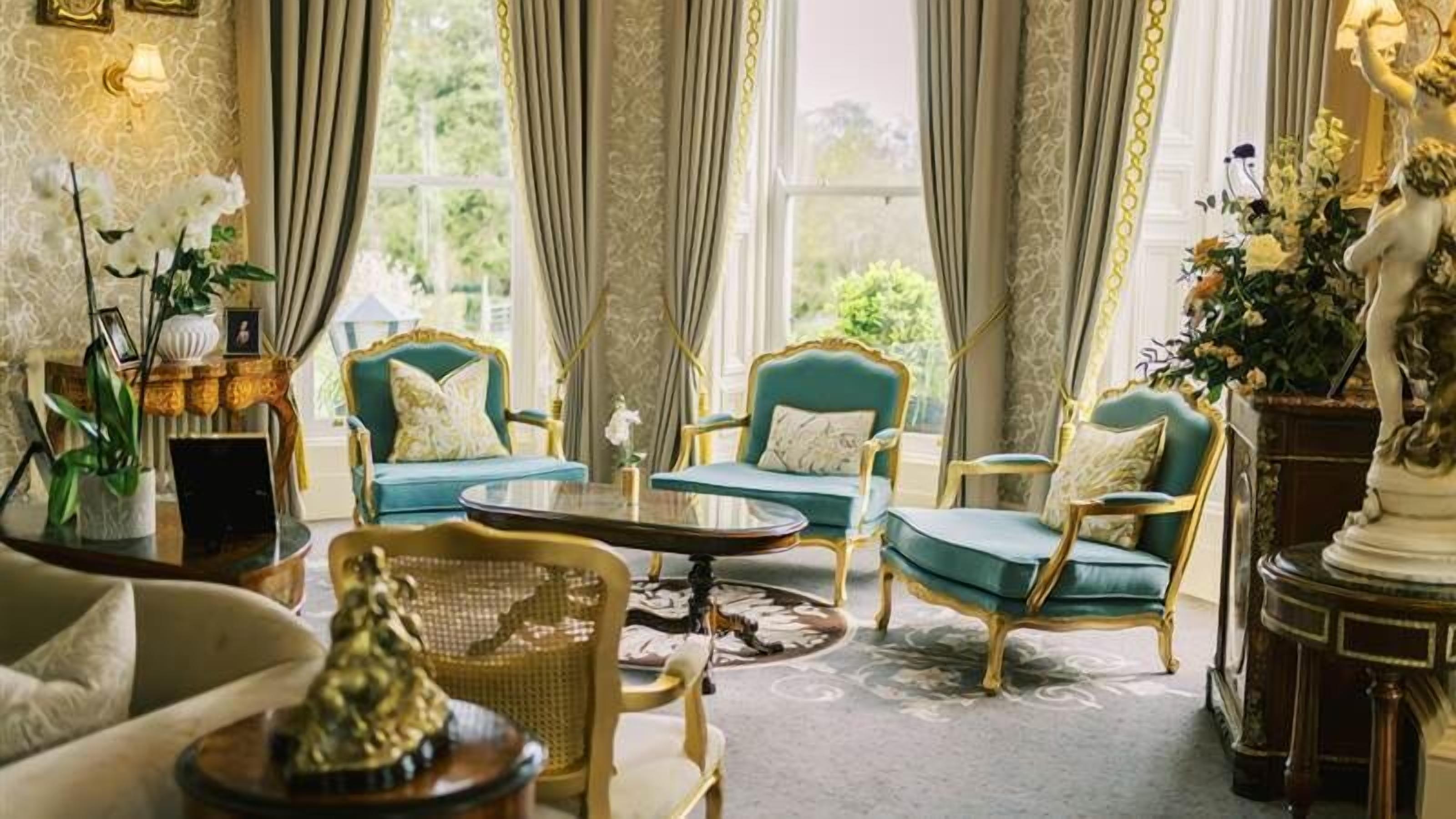 Serves lunch, dinner, and brunch