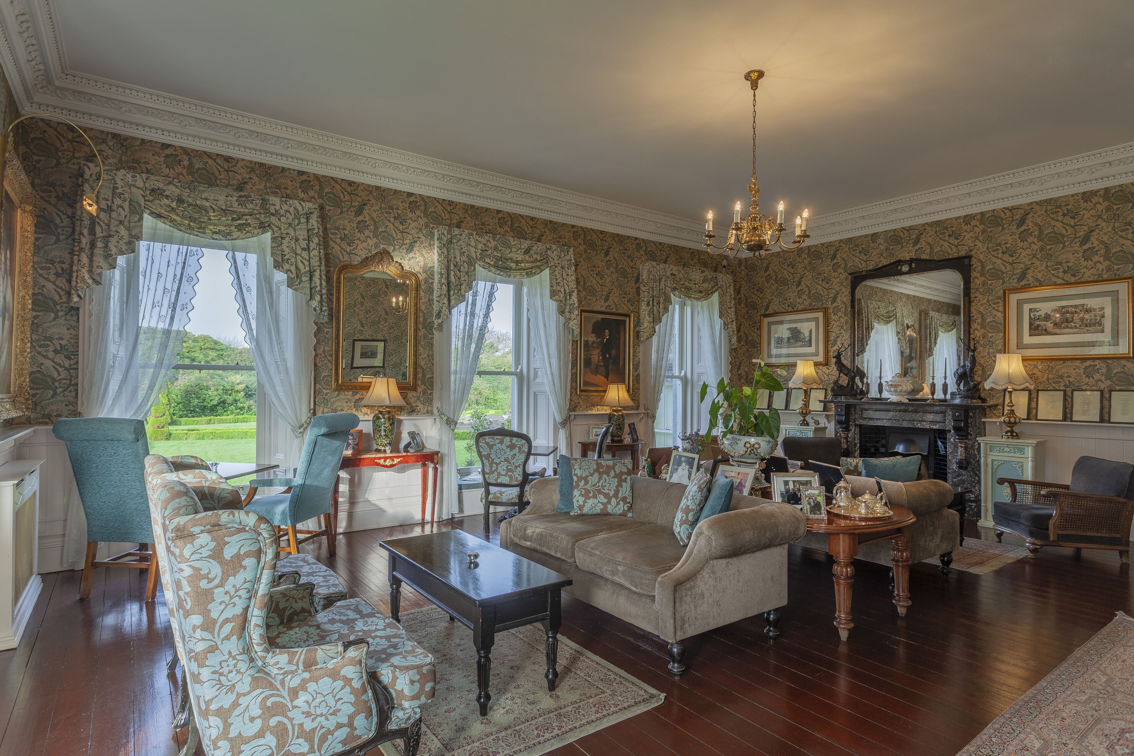 serves lunch, dinner and brunch