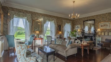 Serves lunch, dinner, and brunch