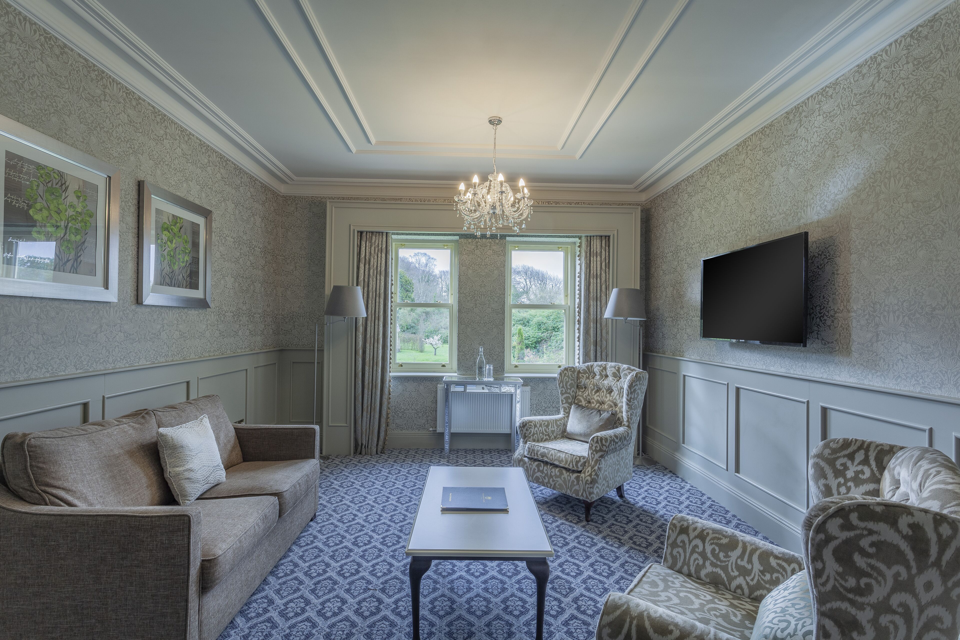 castle – junior suite | living area | flat-screen tv