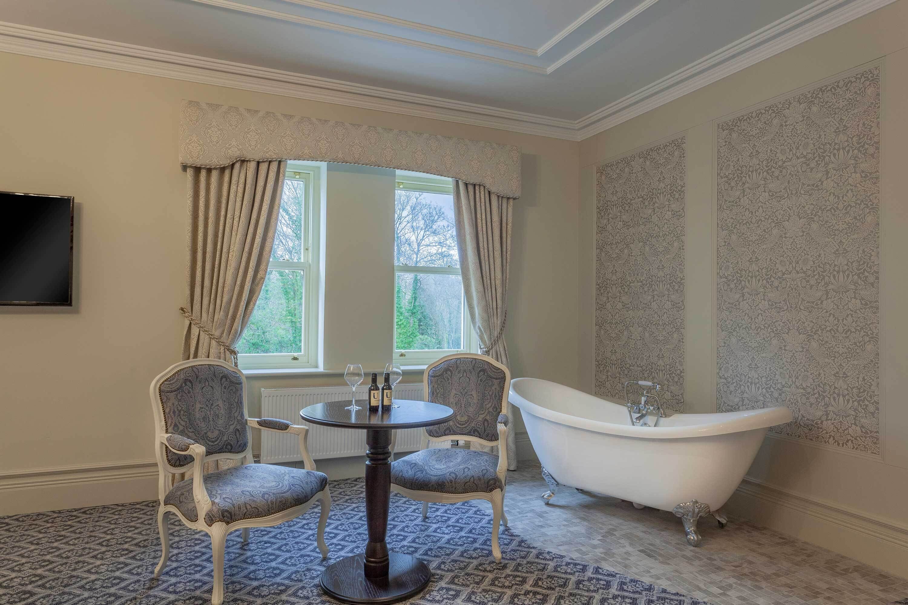 castle – suite | living area | flat-screen tv