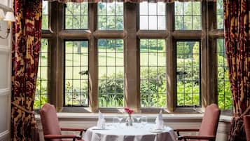 Breakfast, lunch, dinner served; British cuisine