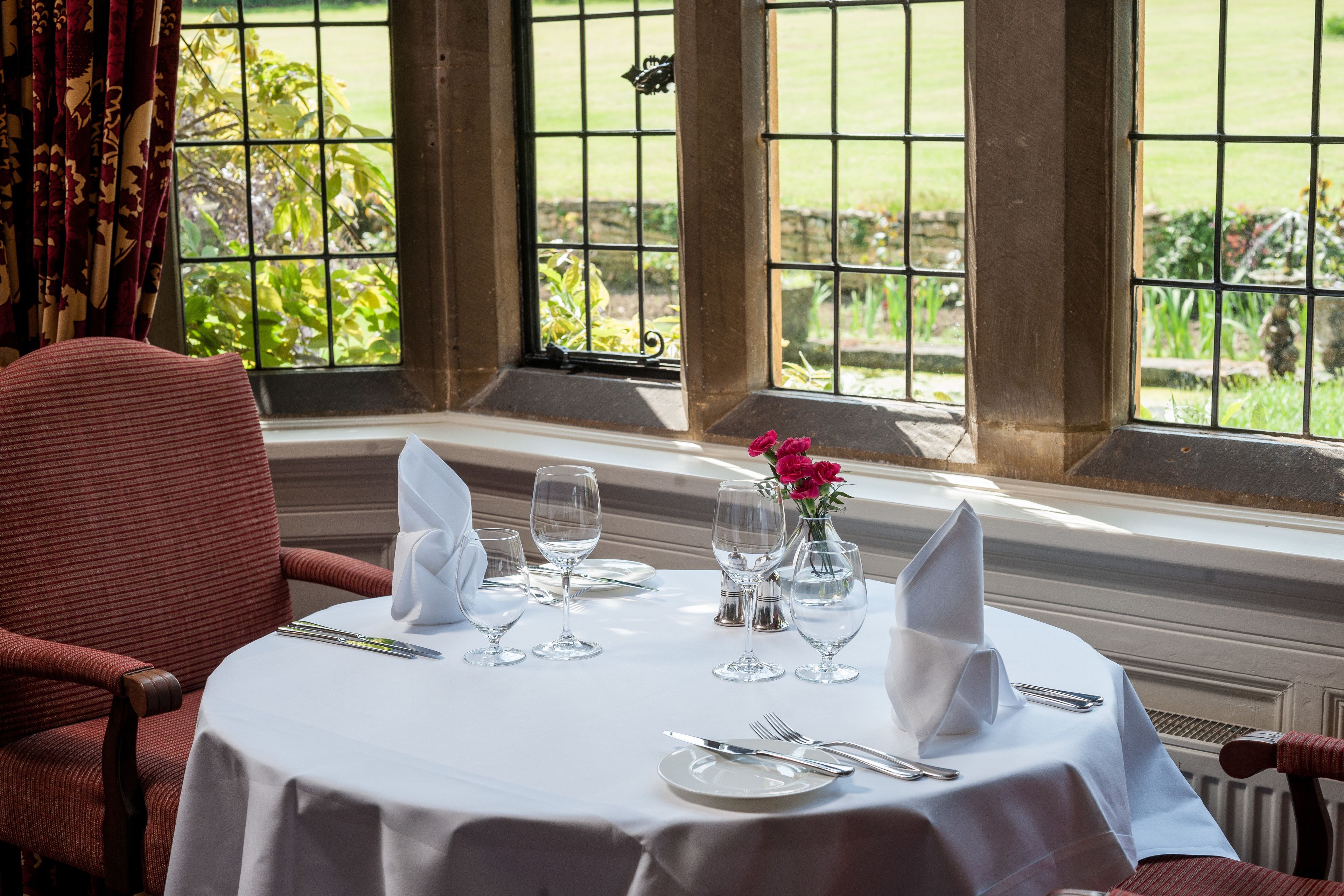 breakfast, lunch, dinner served; british cuisine