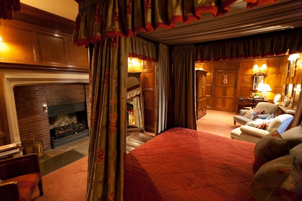 Superior Four poster room