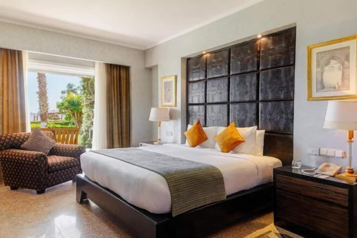 Seprai premium, minibar, brankas, dan kedap suara