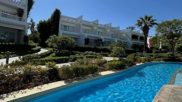 5 piscinas al aire libre, tumbonas