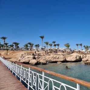 Plage privée, cabines (en supplément), chaises longues, parasols