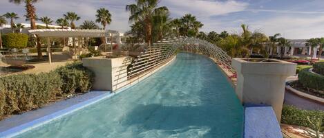 5 outdoor pools, sun loungers