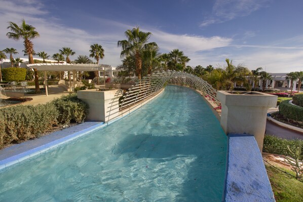 5 piscines extérieures, chaises longues