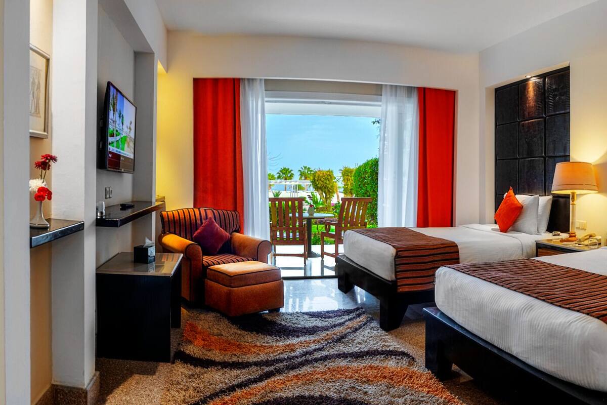 Family Room | Premium bedding, minibar, in-room safe, soundproofing