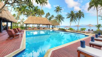 4 piscines extérieures, cabanons gratuits, parasols de plage