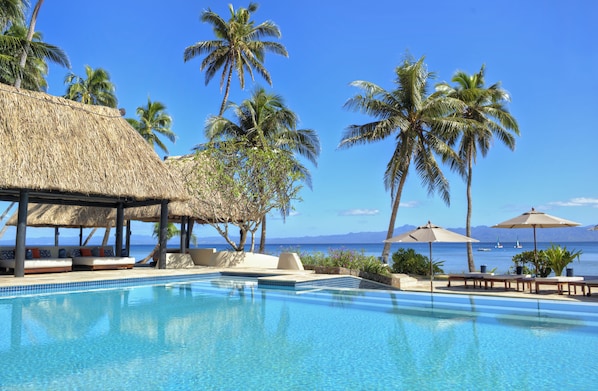 4 piscines extérieures, cabanons gratuits, parasols de plage