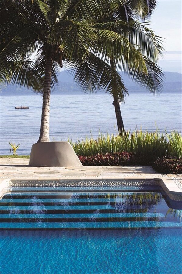 4 outdoor pools, open 7:00 AM to 7:00 PM, free cabanas, pool umbrellas - Jean-Michel Cousteau Resort Fiji (Savusavu)