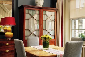 義大利 Frette 床單、高級寢具、迷你吧、客房內保險箱