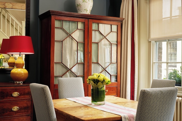 Italienska Frette-lakan, sängtillbehör av högsta kvalitet och minibar