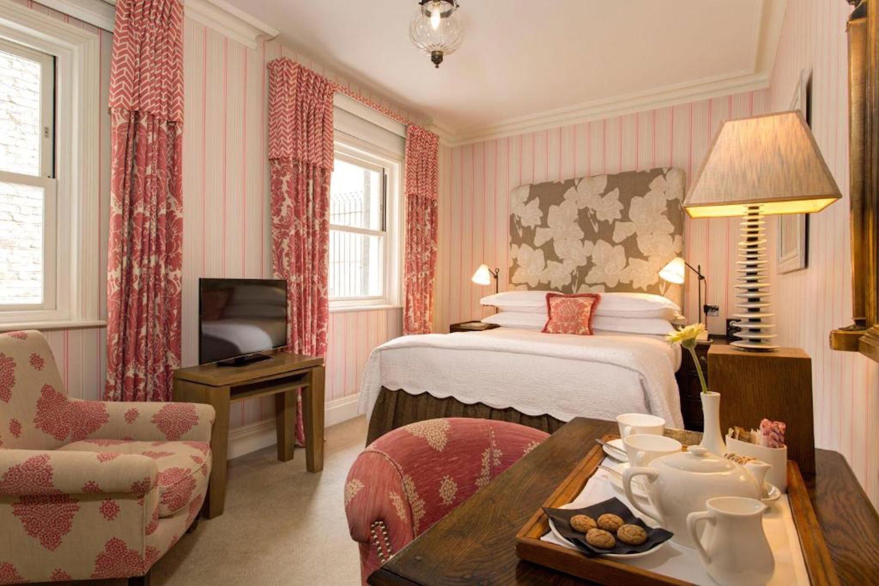 Italiaanse Frette-lakens, luxe beddengoed, een minibar
