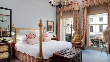 Phòng Suite Junior | Bộ trải giường bằng vải Frette của Ý, bộ đồ giường cao cấp, minibar