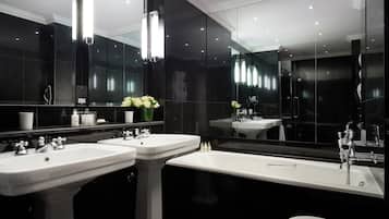 Bañera con ducha, artículos de tocador de diseñador, secador de pelo